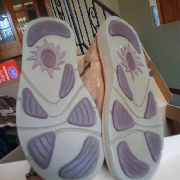 UGG Winter/Spring Boots - Picture 6 of 10